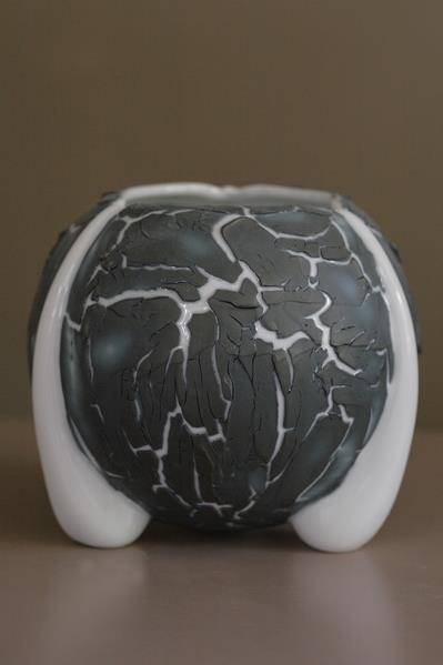 Vase boule craquelé noir sur fond blanc et pied blanc (Copy)