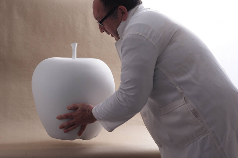 Jean-Louis Puivif - Grosse pomme en porcelaine de Limoges
